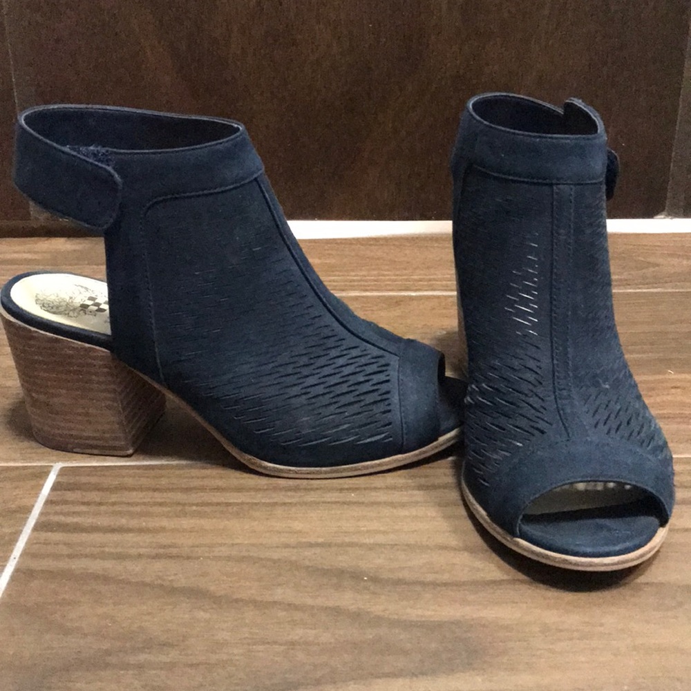 Vince Camuto Size 7, navy blue sandals.